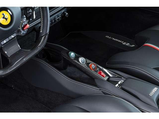 Ｆ８トリブート ベースグレード　Ｆ１　ＤＣＴ　認定中古車　カーボンファイバードライバーゾーン　レーシングシート　シートリフター鍛造ダイヤモンドホイール　シートセンタートリコロール　カーボンダッシュボード　Ｆ１ボタントリコロール（7枚目）