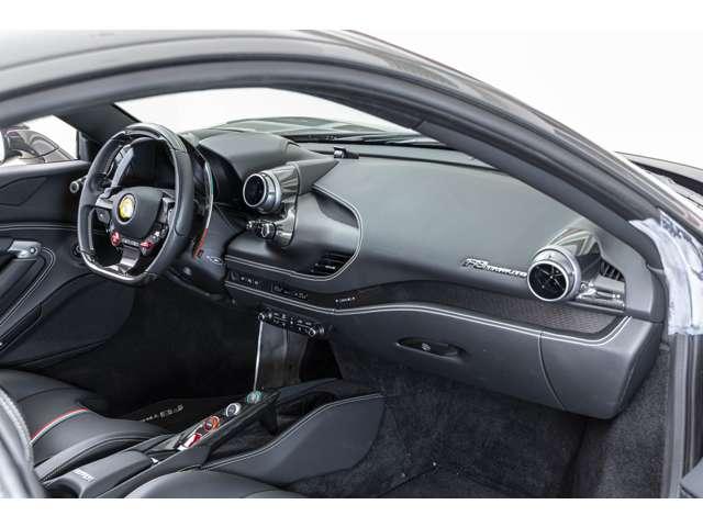 Ｆ８トリブート ベースグレード　Ｆ１　ＤＣＴ　認定中古車　カーボンファイバードライバーゾーン　レーシングシート　シートリフター鍛造ダイヤモンドホイール　シートセンタートリコロール　カーボンダッシュボード　Ｆ１ボタントリコロール（13枚目）