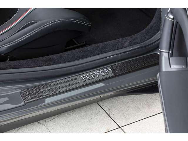 Ｆ８トリブート ベースグレード　Ｆ１　ＤＣＴ　認定中古車　カーボンファイバードライバーゾーン　レーシングシート　シートリフター鍛造ダイヤモンドホイール　シートセンタートリコロール　カーボンダッシュボード　Ｆ１ボタントリコロール（15枚目）