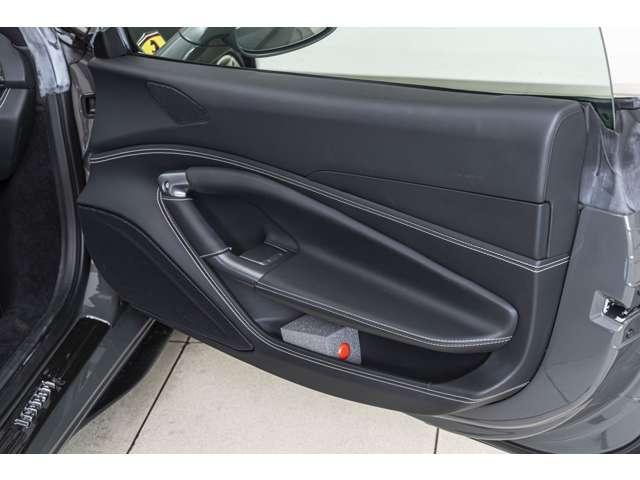 Ｆ８トリブート ベースグレード　Ｆ１　ＤＣＴ　認定中古車　カーボンファイバードライバーゾーン　レーシングシート　シートリフター鍛造ダイヤモンドホイール　シートセンタートリコロール　カーボンダッシュボード　Ｆ１ボタントリコロール（16枚目）