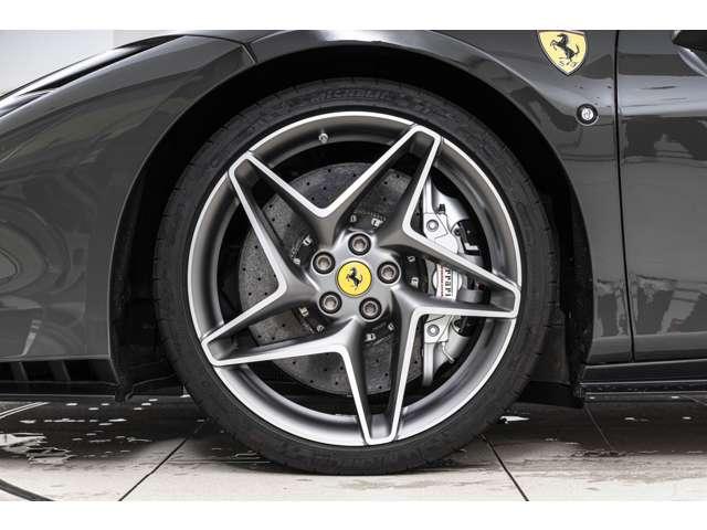 Ｆ８トリブート ベースグレード　Ｆ１　ＤＣＴ　認定中古車　カーボンファイバードライバーゾーン　レーシングシート　シートリフター鍛造ダイヤモンドホイール　シートセンタートリコロール　カーボンダッシュボード　Ｆ１ボタントリコロール（17枚目）