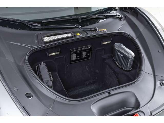 Ｆ８トリブート ベースグレード　Ｆ１　ＤＣＴ　認定中古車　カーボンファイバードライバーゾーン　レーシングシート　シートリフター鍛造ダイヤモンドホイール　シートセンタートリコロール　カーボンダッシュボード　Ｆ１ボタントリコロール（18枚目）