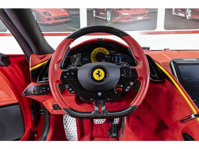 ローマ Ｆ１　ＤＣＴ　Ｒｏｓｓ　Ｃｏｒｓａ　認定中古車　カーボンＬＥＤステアリング　パッセンジャーディスプレイ　跳ね馬刺繍フロアマットロゴ入り　スペシャルステッチ　イエローブレーキキャリパー　プライバシーガラス（5枚目）