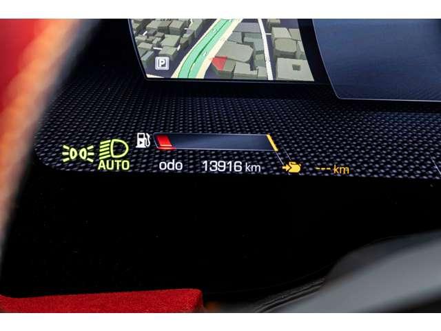 ローマ Ｆ１　ＤＣＴ　Ｒｏｓｓ　Ｃｏｒｓａ　認定中古車　カーボンＬＥＤステアリング　パッセンジャーディスプレイ　跳ね馬刺繍フロアマットロゴ入り　スペシャルステッチ　イエローブレーキキャリパー　プライバシーガラス（9枚目）