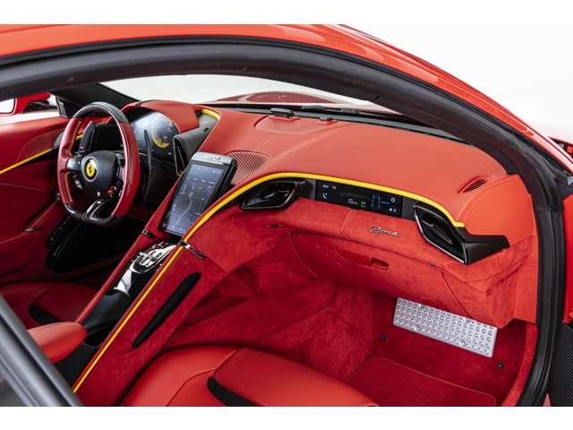 ローマ Ｆ１　ＤＣＴ　Ｒｏｓｓ　Ｃｏｒｓａ　認定中古車　カーボンＬＥＤステアリング　パッセンジャーディスプレイ　跳ね馬刺繍フロアマットロゴ入り　スペシャルステッチ　イエローブレーキキャリパー　プライバシーガラス（12枚目）