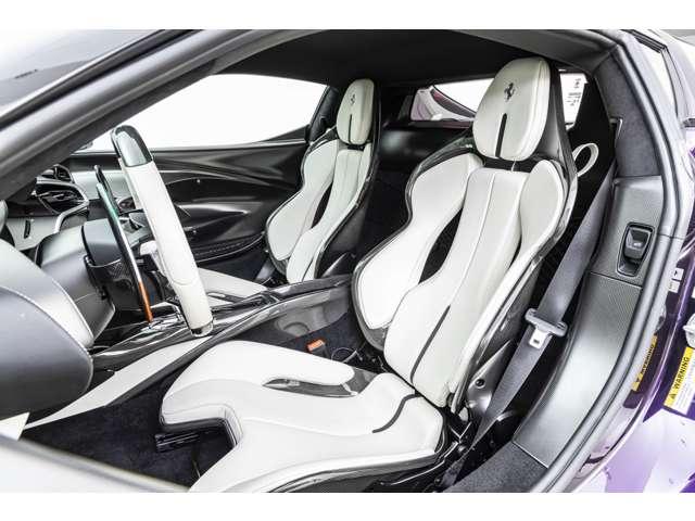 ２９６ＧＴＢ アセット　フィオラノ　パッケージ　Ｆ１　ＤＣＴ　Ｖｉｏｌａ　Ｈｏｎｇｋｏｎｇ／Ｇｒｉｇｉｏ　Ｃｈｉａｒｏ　ＬＥＤカーボンステアリング　アルミニウムブレーキキャリパーアップルカープレイ　カーボンファイバーレーシングシート　アセットフィオラノ（2枚目）