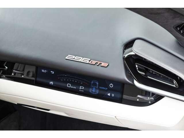 ２９６ＧＴＢ アセット　フィオラノ　パッケージ　Ｆ１　ＤＣＴ　Ｖｉｏｌａ　Ｈｏｎｇｋｏｎｇ／Ｇｒｉｇｉｏ　Ｃｈｉａｒｏ　ＬＥＤカーボンステアリング　アルミニウムブレーキキャリパーアップルカープレイ　カーボンファイバーレーシングシート　アセットフィオラノ（5枚目）