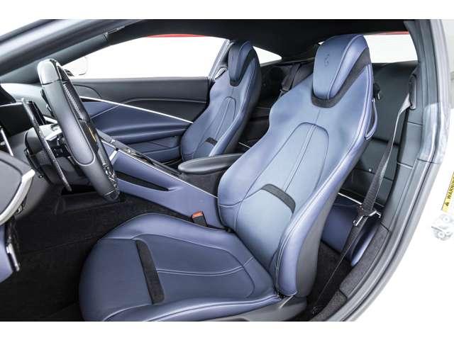 ローマ Ｆ１　ＤＣＴ　ＢＩＡＮＣＯ　ＡＶＵＳ　認定中古車　２０インチ鍛造ホイール　カーボンステアリングホイール　フェラーリロゴブラックブレーキキャリパー　フル電動ベンチレーションシート　マグネライドサスペンションシステム（2枚目）