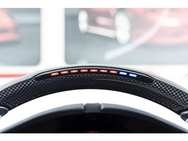 ローマ Ｆ１　ＤＣＴ　ＢＩＡＮＣＯ　ＡＶＵＳ　認定中古車　２０インチ鍛造ホイール　カーボンステアリングホイール　フェラーリロゴブラックブレーキキャリパー　フル電動ベンチレーションシート　マグネライドサスペンションシステム（8枚目）