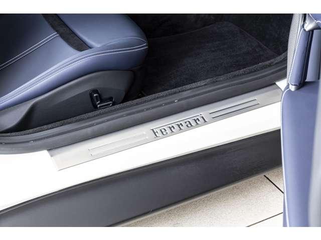 ローマ Ｆ１　ＤＣＴ　ＢＩＡＮＣＯ　ＡＶＵＳ　認定中古車　２０インチ鍛造ホイール　カーボンステアリングホイール　フェラーリロゴブラックブレーキキャリパー　フル電動ベンチレーションシート　マグネライドサスペンションシステム（17枚目）