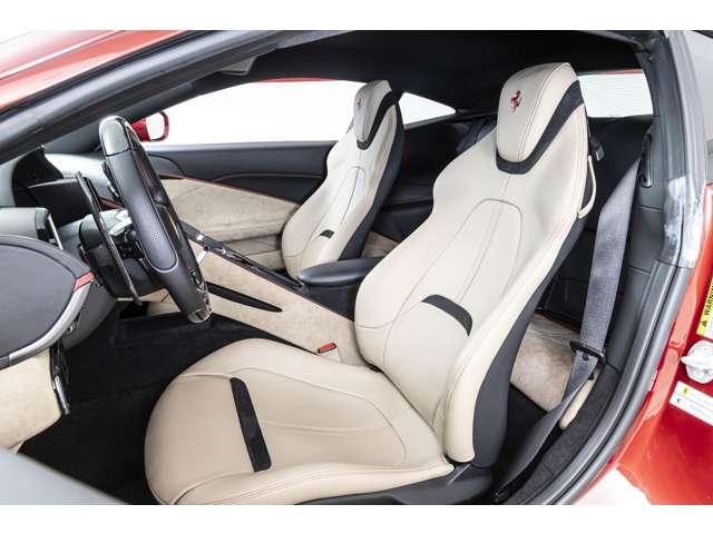 ローマ Ｆ１　ＤＣＴ　ＲＯＳＳＯ　ＦＩＯＲＡＮＯ／ＴＯＲＴＯＲＡ　認定中古車　２０インチ鍛造ダイヤモンドホイール　フェラーリエンブレム　レッドキャリパーカーボンＬＥＤステアリング　リアカメラ　ヒストリックカラー　ブラックスポーツエグゾーストパイプ（2枚目）