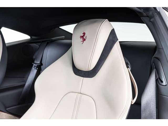 ローマ Ｆ１　ＤＣＴ　ＲＯＳＳＯ　ＦＩＯＲＡＮＯ／ＴＯＲＴＯＲＡ　認定中古車　２０インチ鍛造ダイヤモンドホイール　フェラーリエンブレム　レッドキャリパーカーボンＬＥＤステアリング　リアカメラ　ヒストリックカラー　ブラックスポーツエグゾーストパイプ（3枚目）