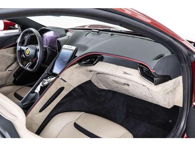 ローマ Ｆ１　ＤＣＴ　ＲＯＳＳＯ　ＦＩＯＲＡＮＯ／ＴＯＲＴＯＲＡ　認定中古車　２０インチ鍛造ダイヤモンドホイール　フェラーリエンブレム　レッドキャリパーカーボンＬＥＤステアリング　リアカメラ　ヒストリックカラー　ブラックスポーツエグゾーストパイプ（4枚目）