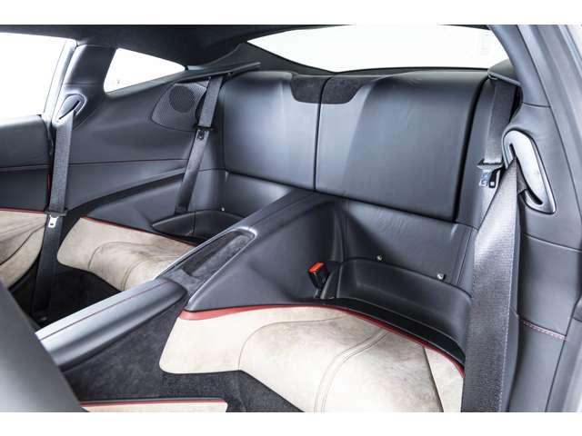 ローマ Ｆ１　ＤＣＴ　ＲＯＳＳＯ　ＦＩＯＲＡＮＯ／ＴＯＲＴＯＲＡ　認定中古車　２０インチ鍛造ダイヤモンドホイール　フェラーリエンブレム　レッドキャリパーカーボンＬＥＤステアリング　リアカメラ　ヒストリックカラー　ブラックスポーツエグゾーストパイプ（5枚目）