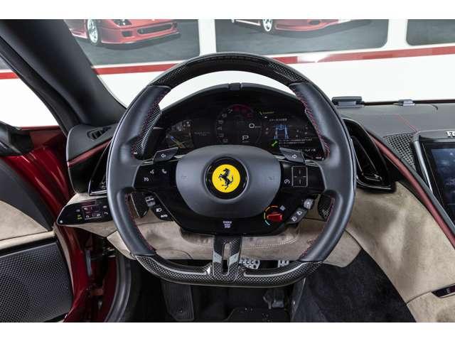 ローマ Ｆ１　ＤＣＴ　ＲＯＳＳＯ　ＦＩＯＲＡＮＯ／ＴＯＲＴＯＲＡ　認定中古車　２０インチ鍛造ダイヤモンドホイール　フェラーリエンブレム　レッドキャリパーカーボンＬＥＤステアリング　リアカメラ　ヒストリックカラー　ブラックスポーツエグゾーストパイプ（8枚目）