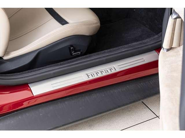 ローマ Ｆ１　ＤＣＴ　ＲＯＳＳＯ　ＦＩＯＲＡＮＯ／ＴＯＲＴＯＲＡ　認定中古車　２０インチ鍛造ダイヤモンドホイール　フェラーリエンブレム　レッドキャリパーカーボンＬＥＤステアリング　リアカメラ　ヒストリックカラー　ブラックスポーツエグゾーストパイプ（15枚目）