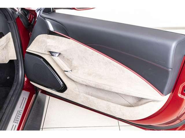 ローマ Ｆ１　ＤＣＴ　ＲＯＳＳＯ　ＦＩＯＲＡＮＯ／ＴＯＲＴＯＲＡ　認定中古車　２０インチ鍛造ダイヤモンドホイール　フェラーリエンブレム　レッドキャリパーカーボンＬＥＤステアリング　リアカメラ　ヒストリックカラー　ブラックスポーツエグゾーストパイプ（16枚目）