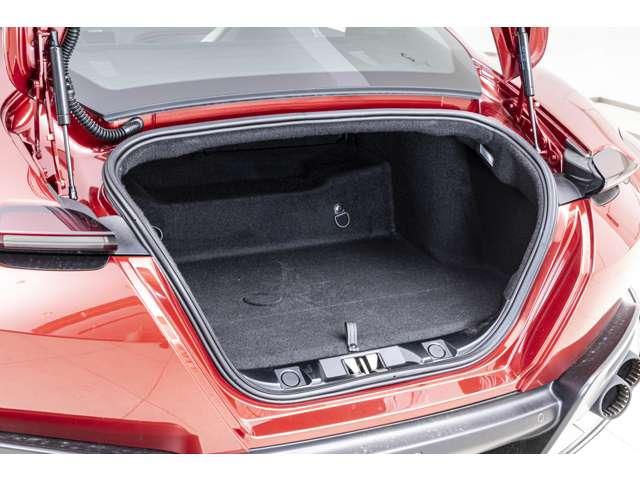 ローマ Ｆ１　ＤＣＴ　ＲＯＳＳＯ　ＦＩＯＲＡＮＯ／ＴＯＲＴＯＲＡ　認定中古車　２０インチ鍛造ダイヤモンドホイール　フェラーリエンブレム　レッドキャリパーカーボンＬＥＤステアリング　リアカメラ　ヒストリックカラー　ブラックスポーツエグゾーストパイプ（18枚目）