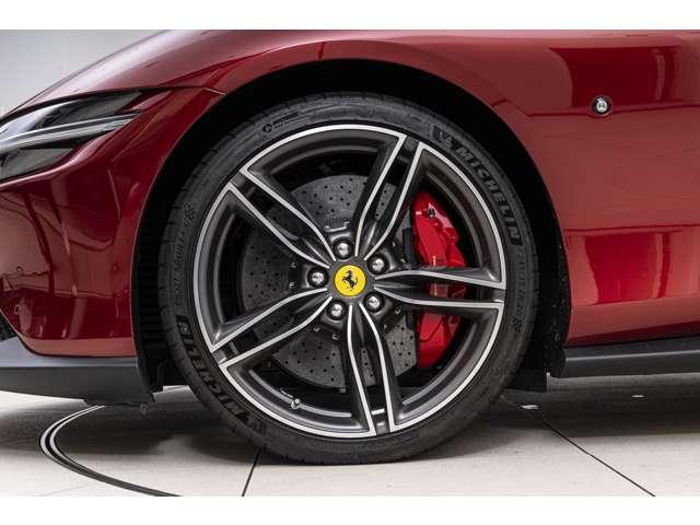 ローマ Ｆ１　ＤＣＴ　ＲＯＳＳＯ　ＦＩＯＲＡＮＯ／ＴＯＲＴＯＲＡ　認定中古車　２０インチ鍛造ダイヤモンドホイール　フェラーリエンブレム　レッドキャリパーカーボンＬＥＤステアリング　リアカメラ　ヒストリックカラー　ブラックスポーツエグゾーストパイプ（20枚目）