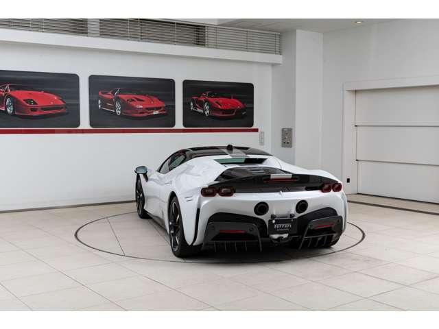 ＳＦ９０ストラダーレ アセット　フィオラノ　Ｆ１　ＤＣＴ　Ｅ４ＷＤ　認定中古車　ＡＳＳＥＴＴＯ　ＦＩＯＲＡＮＯ　／　ＴＷＯ－ＴＯＮＥストライプアセットフィオラノ／　ＢＩＡＮＣＯ　ＴＡＲＴＡＮカーボンリアディフューザー　／　カーボンドアカバー　／カーボンレーシングシート（42枚目）