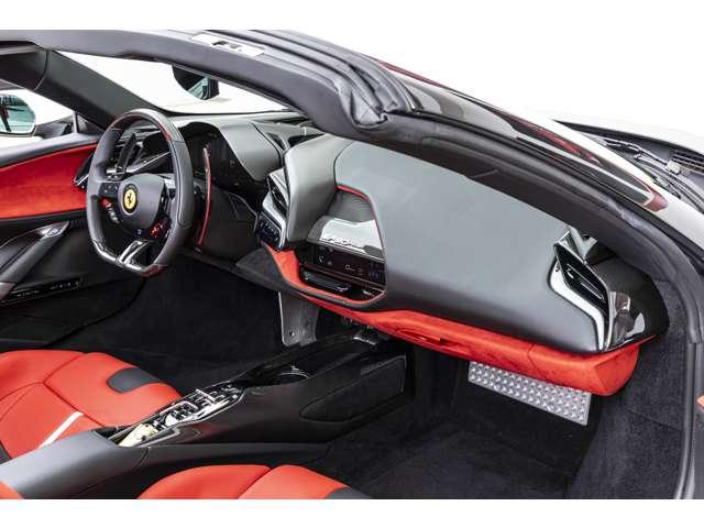 ＳＦ９０スパイダー Ｆ１　ＤＣＴ　Ｅ４ＷＤ　Ｂｉａｎｃｏ　Ｃｅｒｖｉｎｏ　認定中古車　左ハンドル　ツートンカラーボディカラー　サスペンションリフター　アップルカープレイカーボンフロントスポイラー　カーボンサイドシル　カーボンリアディフューザー　カーボンエアインテーク（9枚目）
