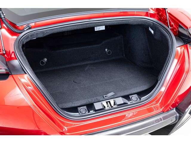 ローマ Ｆ１　ＤＣＴ　Ｒｏｓｓｏ　Ｐｏｒｔｏｆｉｎｏ　認定中古車　左ハンドル　鍛造ダイヤモンドホイールサスペンション／Ａｐｐｌｅ　ＣａｒＰｌａｙ／カーボンアンダードアトリム／カーボンフロントスポイラー／カーボンエクステリアキックプレート／ＯＰ１０２０（26枚目）