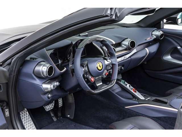 ８１２ＧＴＳ Ｆ１　ＤＣＴ　Ｎｅｒｏ　Ｏｐａｃｏ　／　Ｎｅｒｏ　認定中古車　左ハンドル　コラム７ＡＴ　デイトナスポーツシート　デイトナインサート　レーシングシートリフターアップルカープレイ　フロントサスペンションシート　ステアリングホイールレザー　ＥＴＣ（4枚目）