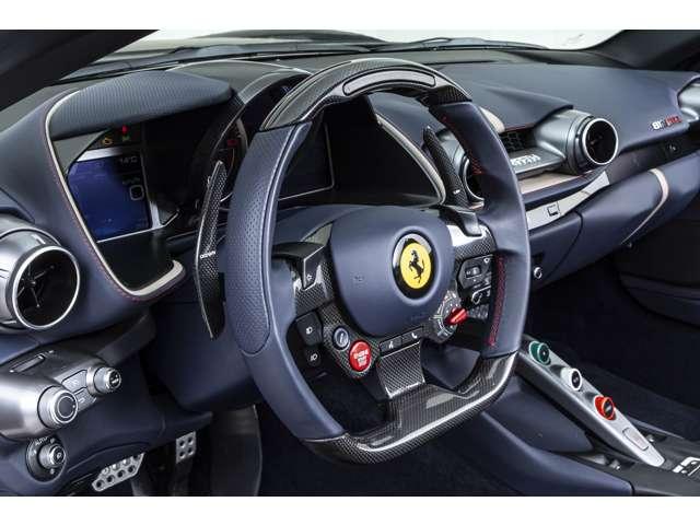 ８１２ＧＴＳ Ｆ１　ＤＣＴ　Ｎｅｒｏ　Ｏｐａｃｏ　／　Ｎｅｒｏ　認定中古車　左ハンドル　コラム７ＡＴ　デイトナスポーツシート　デイトナインサート　レーシングシートリフターアップルカープレイ　フロントサスペンションシート　ステアリングホイールレザー　ＥＴＣ（6枚目）