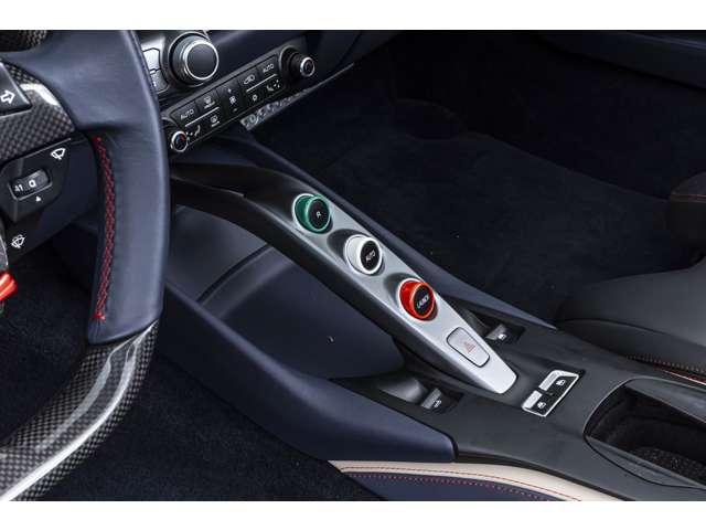 ８１２ＧＴＳ Ｆ１　ＤＣＴ　Ｎｅｒｏ　Ｏｐａｃｏ　／　Ｎｅｒｏ　認定中古車　左ハンドル　コラム７ＡＴ　デイトナスポーツシート　デイトナインサート　レーシングシートリフターアップルカープレイ　フロントサスペンションシート　ステアリングホイールレザー　ＥＴＣ（7枚目）