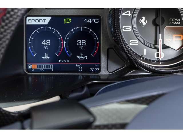 ８１２ＧＴＳ Ｆ１　ＤＣＴ　Ｎｅｒｏ　Ｏｐａｃｏ　／　Ｎｅｒｏ　認定中古車　左ハンドル　コラム７ＡＴ　デイトナスポーツシート　デイトナインサート　レーシングシートリフターアップルカープレイ　フロントサスペンションシート　ステアリングホイールレザー　ＥＴＣ（10枚目）