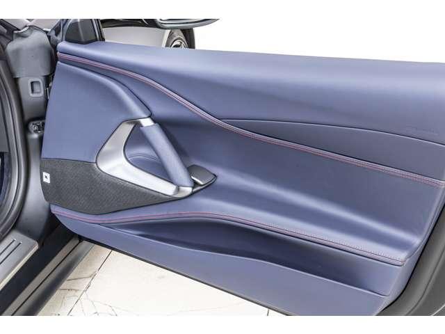 ８１２ＧＴＳ Ｆ１　ＤＣＴ　Ｎｅｒｏ　Ｏｐａｃｏ　／　Ｎｅｒｏ　認定中古車　左ハンドル　コラム７ＡＴ　デイトナスポーツシート　デイトナインサート　レーシングシートリフターアップルカープレイ　フロントサスペンションシート　ステアリングホイールレザー　ＥＴＣ（14枚目）