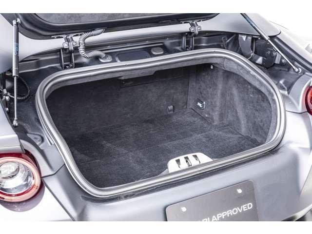 ８１２ＧＴＳ Ｆ１　ＤＣＴ　Ｎｅｒｏ　Ｏｐａｃｏ　／　Ｎｅｒｏ　認定中古車　左ハンドル　コラム７ＡＴ　デイトナスポーツシート　デイトナインサート　レーシングシートリフターアップルカープレイ　フロントサスペンションシート　ステアリングホイールレザー　ＥＴＣ（17枚目）