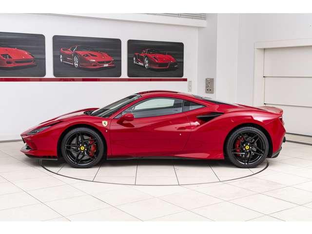 F8トリブート F1 DCT RossoCorsaMetallizzato 認定中古車 左ハンドル サスペンションリフター バックカメラ カーボンフロントスポイラーカーボンリアディフューザー カーボンサイドシル カーボンファイバードライバーゾーン レーシングシート(2枚目)