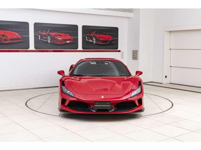 F8トリブート F1 DCT RossoCorsaMetallizzato 認定中古車 左ハンドル サスペンションリフター バックカメラ カーボンフロントスポイラーカーボンリアディフューザー カーボンサイドシル カーボンファイバードライバーゾーン レーシングシート(4枚目)