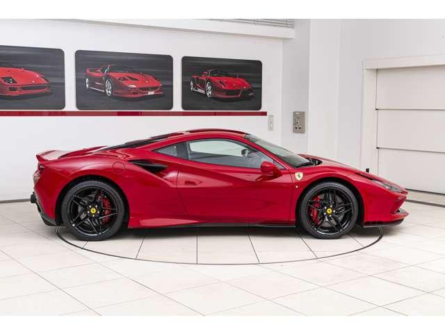 F8トリブート F1 DCT RossoCorsaMetallizzato 認定中古車 左ハンドル サスペンションリフター バックカメラ カーボンフロントスポイラーカーボンリアディフューザー カーボンサイドシル カーボンファイバードライバーゾーン レーシングシート(6枚目)