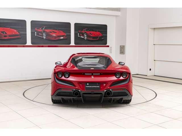 F8トリブート F1 DCT RossoCorsaMetallizzato 認定中古車 左ハンドル サスペンションリフター バックカメラ カーボンフロントスポイラーカーボンリアディフューザー カーボンサイドシル カーボンファイバードライバーゾーン レーシングシート(8枚目)