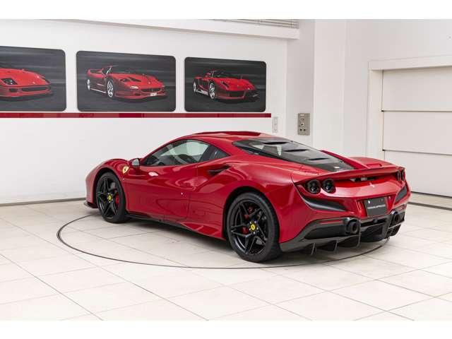 F8トリブート F1 DCT RossoCorsaMetallizzato 認定中古車 左ハンドル サスペンションリフター バックカメラ カーボンフロントスポイラーカーボンリアディフューザー カーボンサイドシル カーボンファイバードライバーゾーン レーシングシート(9枚目)