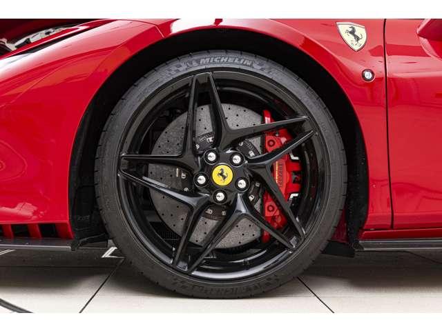 F8トリブート F1 DCT RossoCorsaMetallizzato 認定中古車 左ハンドル サスペンションリフター バックカメラ カーボンフロントスポイラーカーボンリアディフューザー カーボンサイドシル カーボンファイバードライバーゾーン レーシングシート(10枚目)