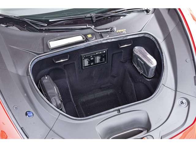 F8トリブート F1 DCT RossoCorsaMetallizzato 認定中古車 左ハンドル サスペンションリフター バックカメラ カーボンフロントスポイラーカーボンリアディフューザー カーボンサイドシル カーボンファイバードライバーゾーン レーシングシート(12枚目)