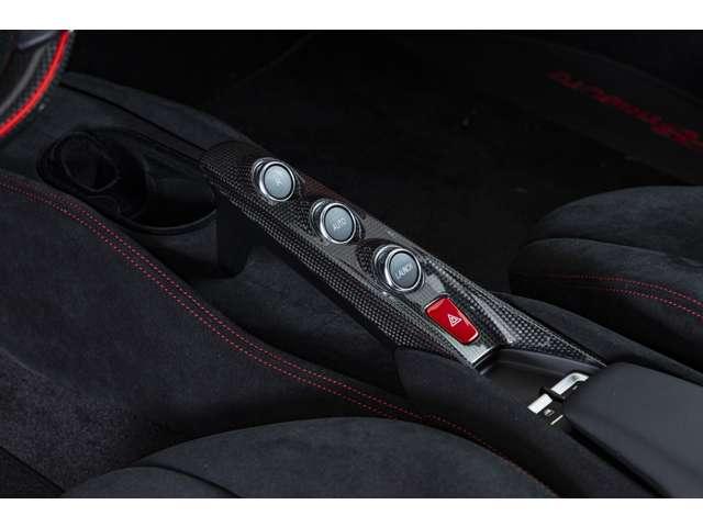 F8トリブート F1 DCT RossoCorsaMetallizzato 認定中古車 左ハンドル サスペンションリフター バックカメラ カーボンフロントスポイラーカーボンリアディフューザー カーボンサイドシル カーボンファイバードライバーゾーン レーシングシート(19枚目)