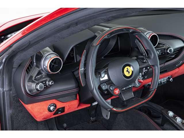 F8トリブート F1 DCT RossoCorsaMetallizzato 認定中古車 左ハンドル サスペンションリフター バックカメラ カーボンフロントスポイラーカーボンリアディフューザー カーボンサイドシル カーボンファイバードライバーゾーン レーシングシート(21枚目)