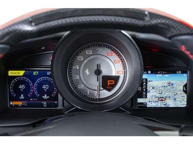 F8トリブート F1 DCT RossoCorsaMetallizzato 認定中古車 左ハンドル サスペンションリフター バックカメラ カーボンフロントスポイラーカーボンリアディフューザー カーボンサイドシル カーボンファイバードライバーゾーン レーシングシート(22枚目)