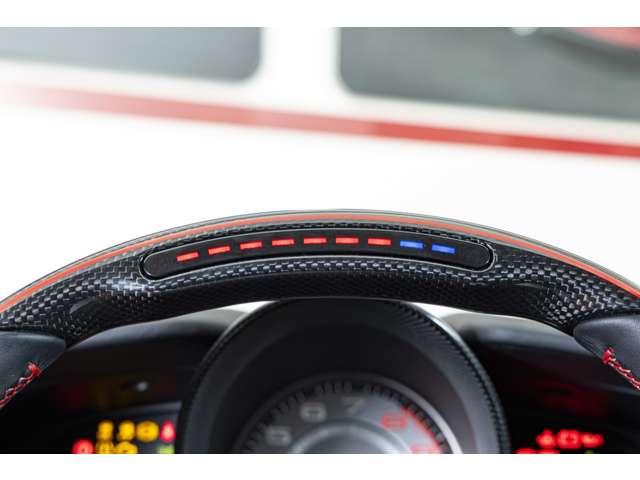 F8トリブート F1 DCT RossoCorsaMetallizzato 認定中古車 左ハンドル サスペンションリフター バックカメラ カーボンフロントスポイラーカーボンリアディフューザー カーボンサイドシル カーボンファイバードライバーゾーン レーシングシート(25枚目)