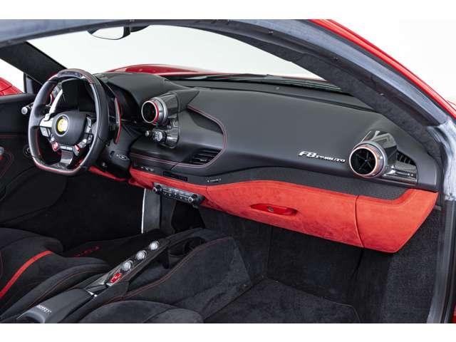 F8トリブート F1 DCT RossoCorsaMetallizzato 認定中古車 左ハンドル サスペンションリフター バックカメラ カーボンフロントスポイラーカーボンリアディフューザー カーボンサイドシル カーボンファイバードライバーゾーン レーシングシート(26枚目)