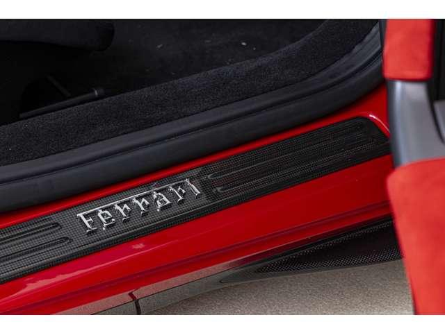 F8トリブート F1 DCT RossoCorsaMetallizzato 認定中古車 左ハンドル サスペンションリフター バックカメラ カーボンフロントスポイラーカーボンリアディフューザー カーボンサイドシル カーボンファイバードライバーゾーン レーシングシート(28枚目)