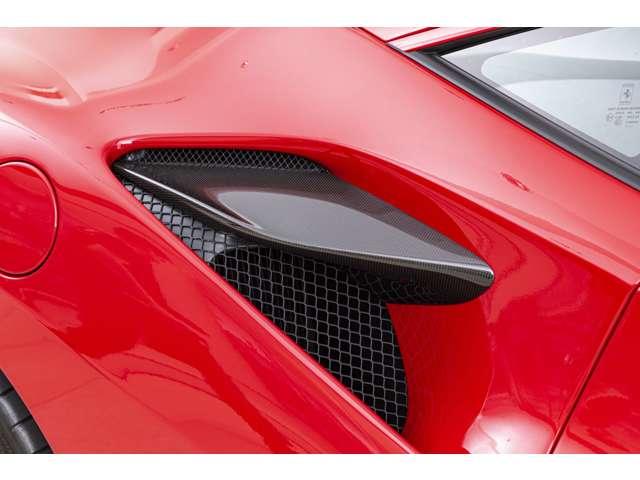 F8トリブート F1 DCT RossoCorsaMetallizzato 認定中古車 左ハンドル サスペンションリフター バックカメラ カーボンフロントスポイラーカーボンリアディフューザー カーボンサイドシル カーボンファイバードライバーゾーン レーシングシート(37枚目)