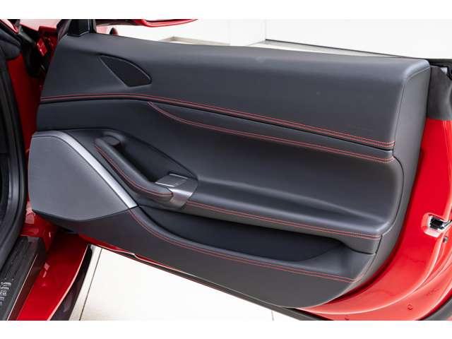 ポルトフィーノ Ｆ１　ＤＣＴ　Ｒｏｓｏｏ　Ｐｏｒｔｏｆｉｎｏ／Ｎｅｒｏ　認定中古車　２０インチ鍛造ダイヤモンドフィニッシュホイール／フロント＆リアパーキングカメラ／マグネライドサスペンション／カーボンダッシュボード（18枚目）