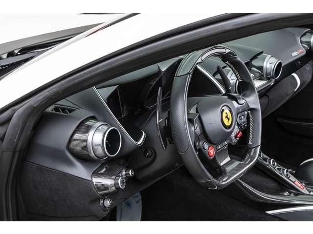 ８１２ＧＴＳ 　Ｆ１　ＤＣＴ　ＢｉａｎｃｏＡｖｕｓ／Ｎｅｒｏ　カーボンフロントスポイラー／インサート　カーボンエクステリアシルカバーカーボンリアディフューザー　カーボンＬＥＤステアリング（5枚目）