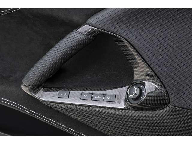 ８１２ＧＴＳ 　Ｆ１　ＤＣＴ　ＢｉａｎｃｏＡｖｕｓ／Ｎｅｒｏ　カーボンフロントスポイラー／インサート　カーボンエクステリアシルカバーカーボンリアディフューザー　カーボンＬＥＤステアリング（12枚目）