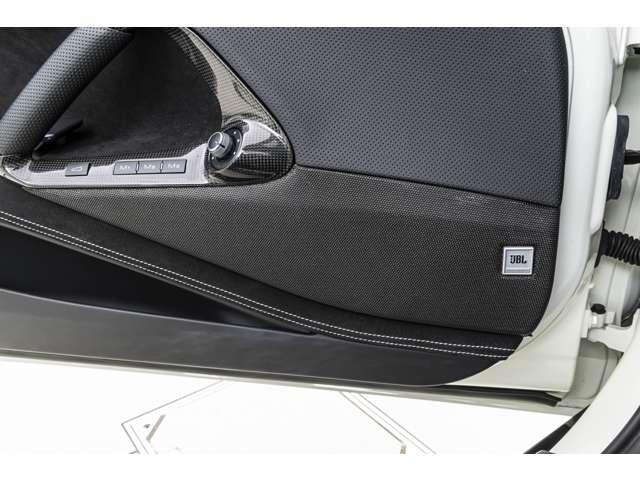 ８１２ＧＴＳ 　Ｆ１　ＤＣＴ　ＢｉａｎｃｏＡｖｕｓ／Ｎｅｒｏ　カーボンフロントスポイラー／インサート　カーボンエクステリアシルカバーカーボンリアディフューザー　カーボンＬＥＤステアリング（13枚目）